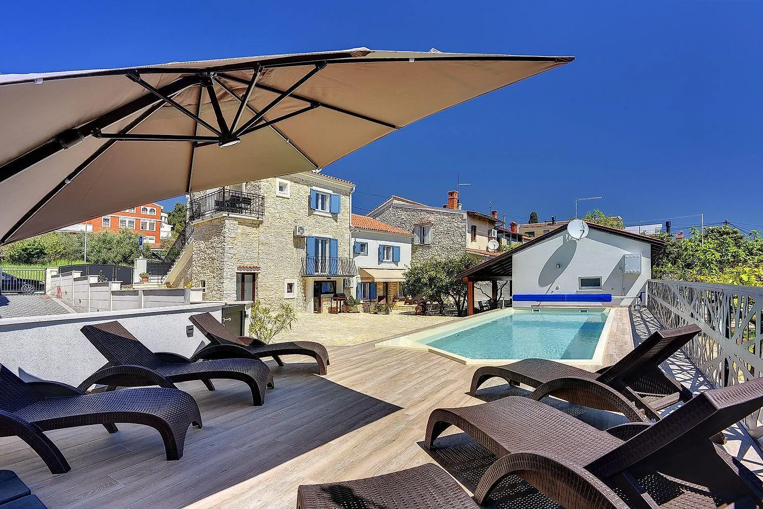 200 Meter Zum Strand Mit Salzwasserpool, Grill, Sonnenterrasse Pula Apartment