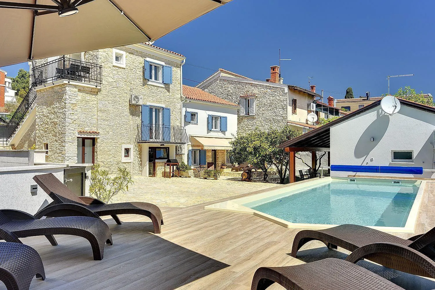 200 Meter Zum Strand Mit Salzwasserpool, Grill, Sonnenterrasse Pula